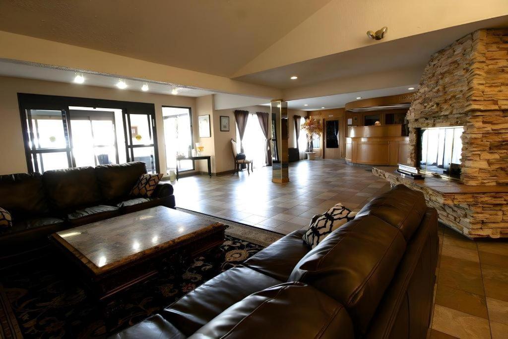 Medicine Hat Inn & Suites Εξωτερικό φωτογραφία